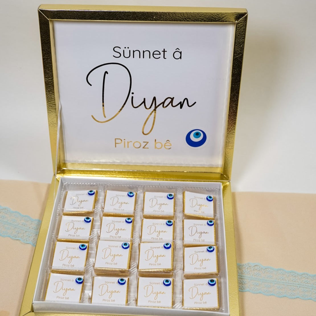 Schokobox mit blauem Auge