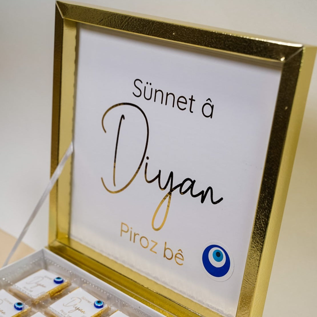 Schokobox mit blauem Auge