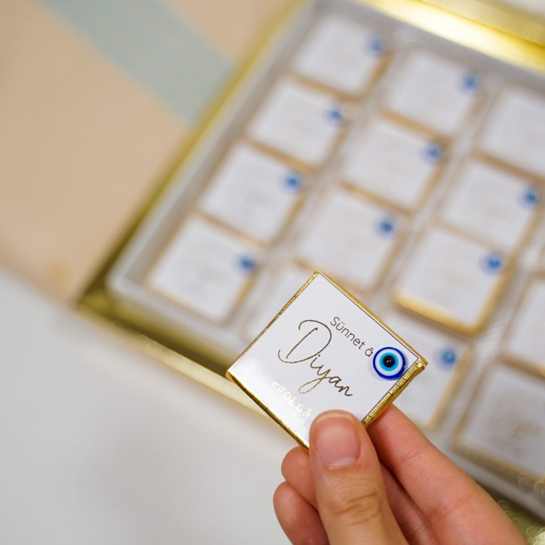 Schokobox mit blauem Auge