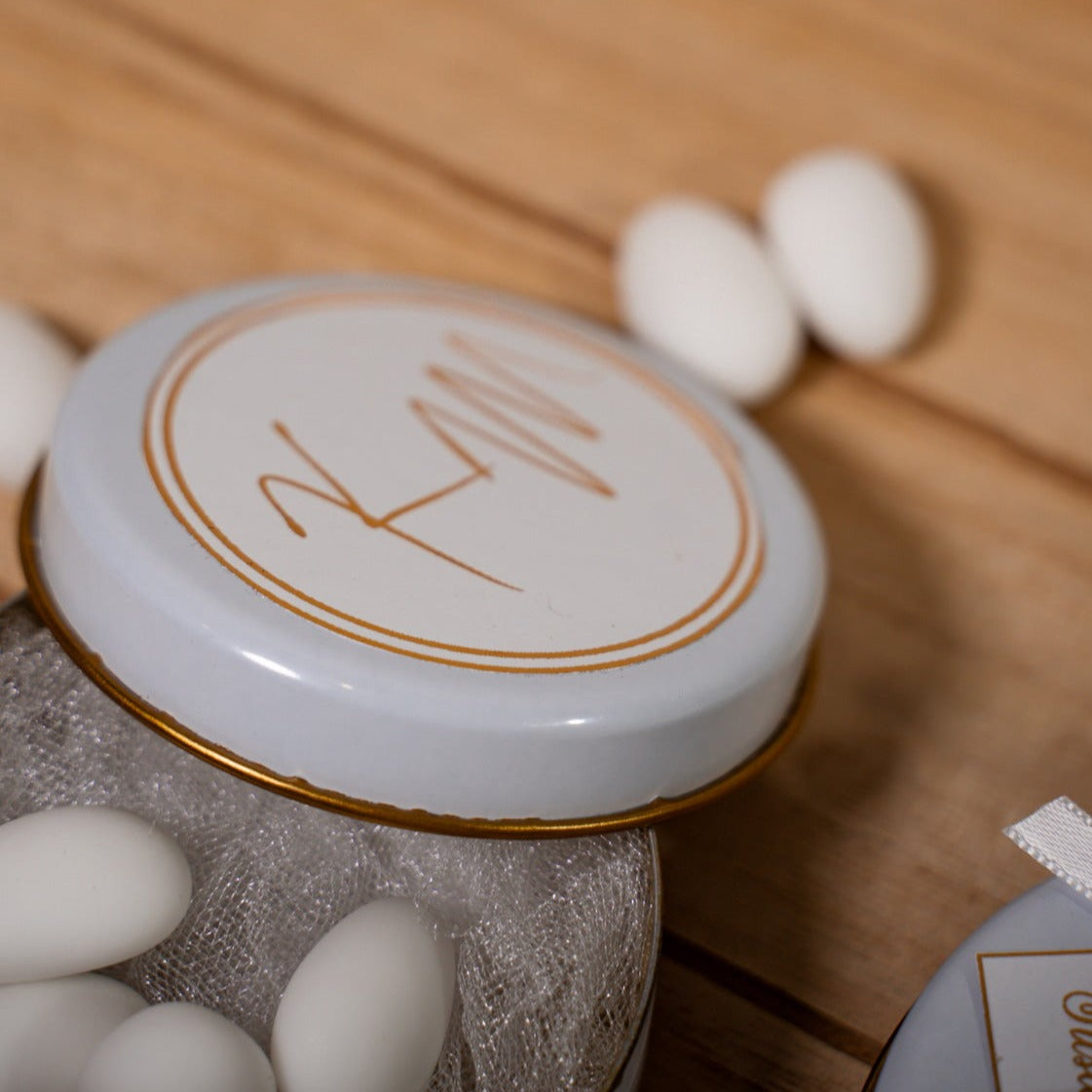 Mandeln in weißer Dose