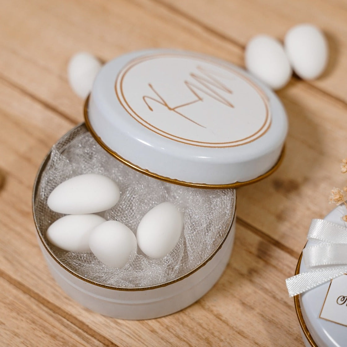 Mandeln in weißer Dose