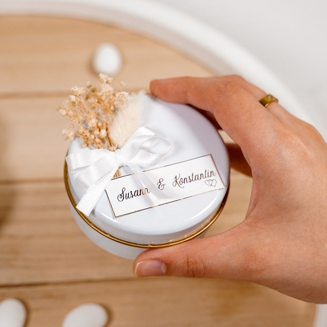 Mandeln in weißer Dose