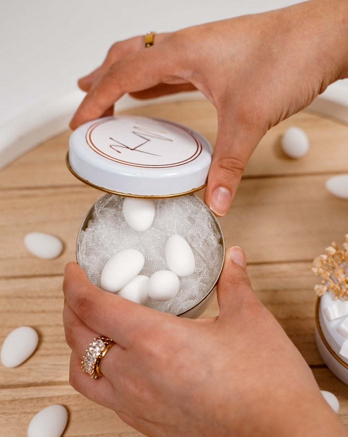 Mandeln in weißer Dose