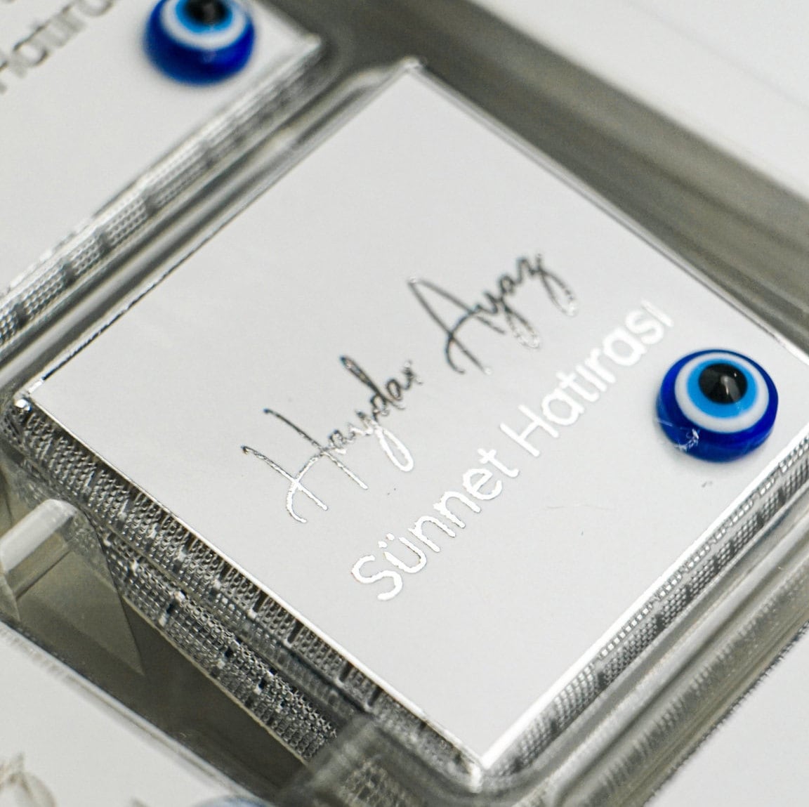 Schokobox mit blauem Auge