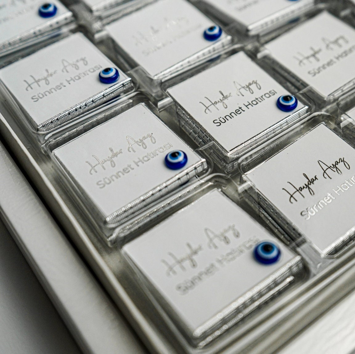 Schokobox mit blauem Auge