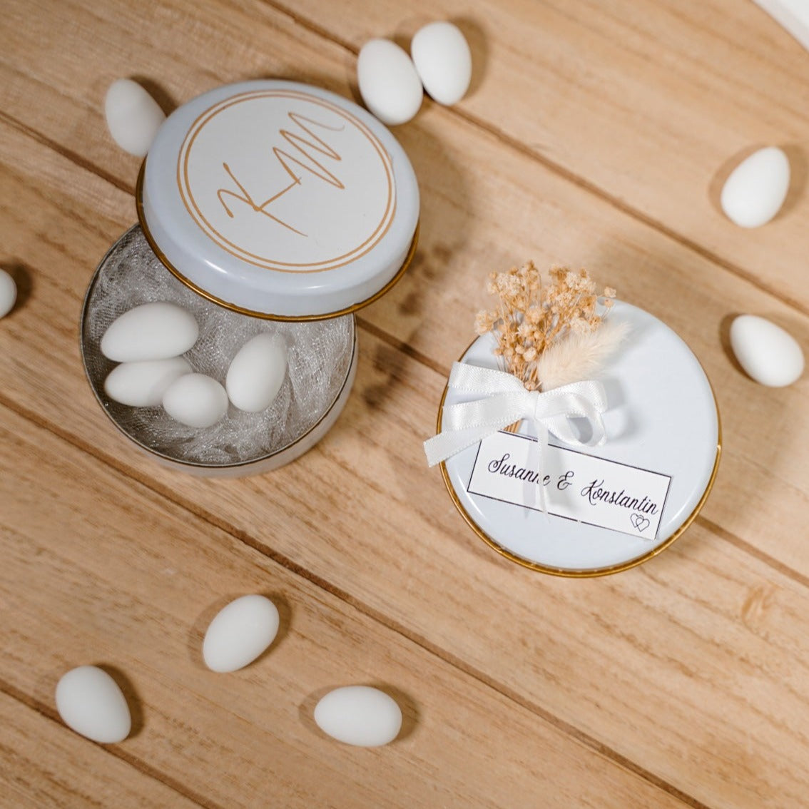 Amandes en boîte blanche