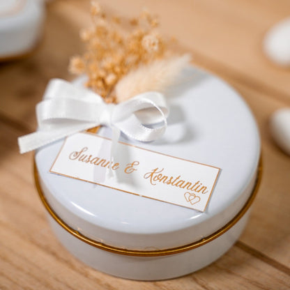 Amandes en boîte blanche