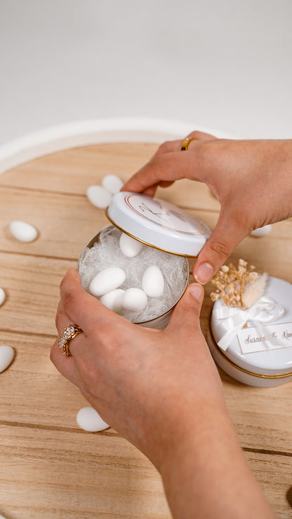 Amandes en boîte blanche