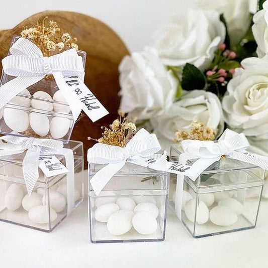 Amandes dans une boîte transparente